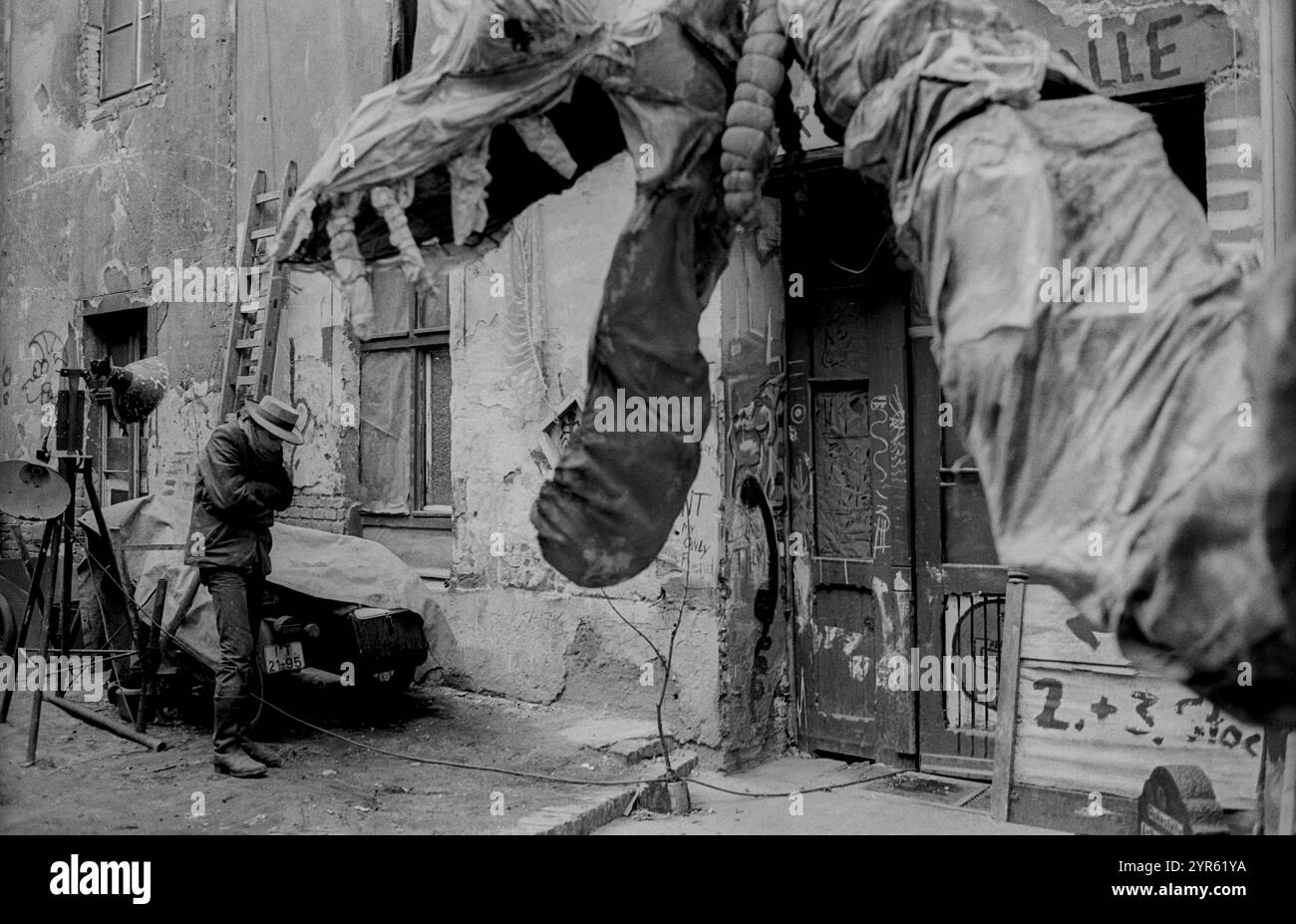Deutschland, Berlin, 30.11.1991, Drache und junger Mann, im Innenhof des besetzten Hauses Dunckerstraße 13/14, Europa Stockfoto