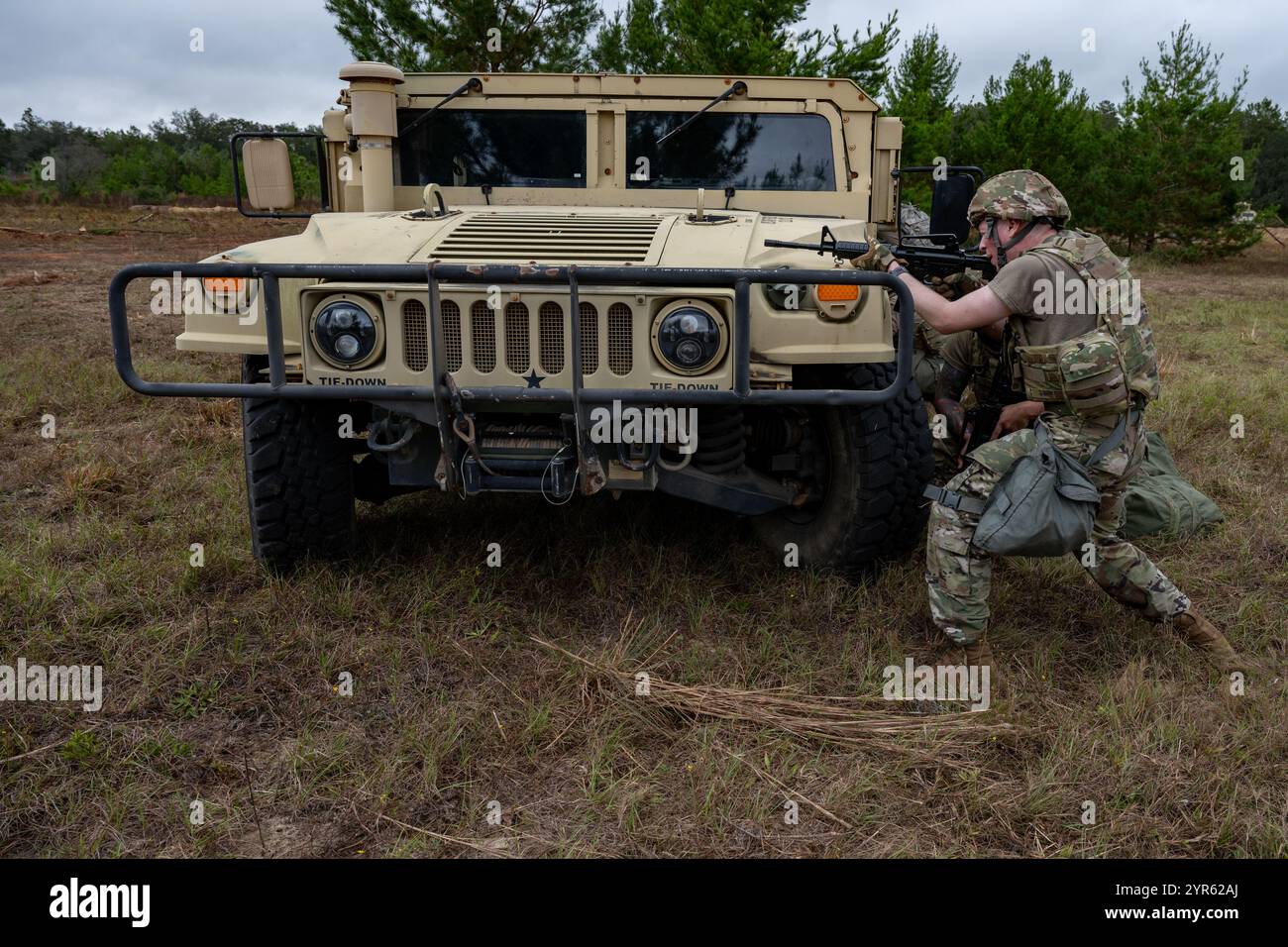 Ein US-Flieger, der dem Hurlburt Field zugewiesen wurde, richtet seine Waffe auf simulierte Angriffstruppen während einer Biwakübung in der Eglin Range, Eglin Air Force Base, Florida, am 6. November 2024. Die Biwac-Trainingsübung ermöglichte Airmen ein praktisches Training in Fertigkeiten außerhalb ihres primären Karrierebereichs. (Foto der U.S. Air Force von Senior Airman Hussein Enaya) Stockfoto