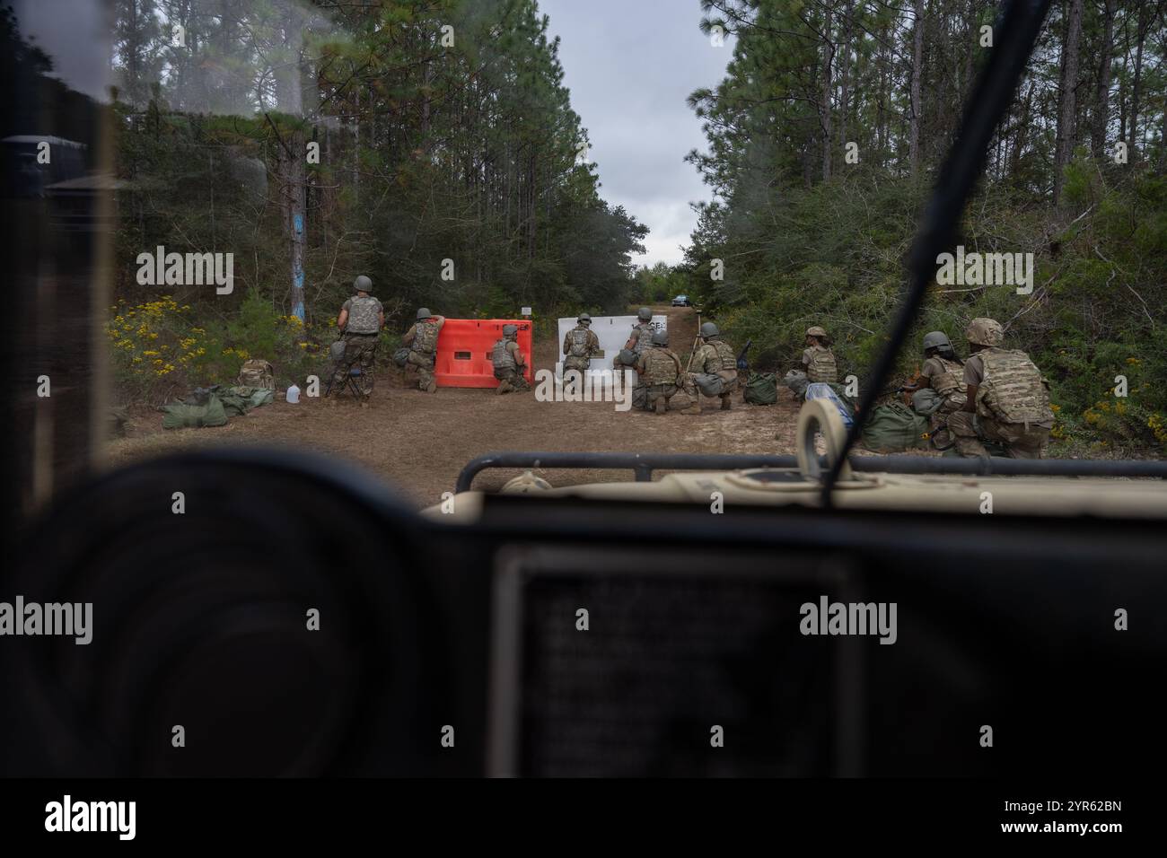 Die US-Luftstreitkräfte bereiten sich darauf vor, während einer Biwakübung auf der Eglin Range, Eglin Air Force Base, Florida, am 6. November 2024 mit simulierten Angriffstruppen zu interagieren. Die Biwakübung umfasste mehrere Disziplinen, die erforderlich waren, um sicherzustellen, dass die Airmen auf realistische Szenarien wie Landnavigation, taktische Kampfunfallversorgung und Basisverteidigung vorbereitet sind. (Foto der U.S. Air Force von Senior Airman Hussein Enaya) Stockfoto