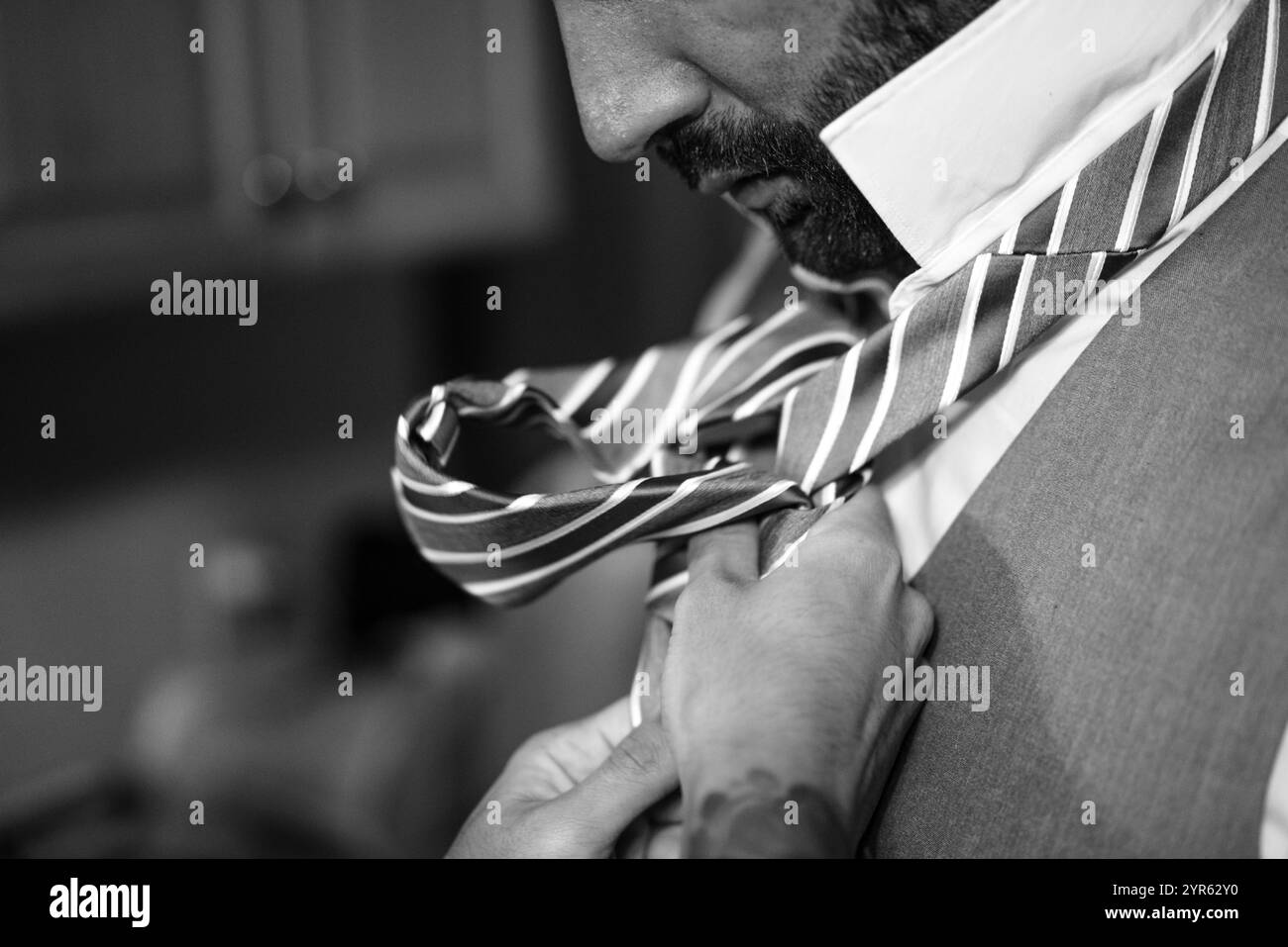 Bräutigam macht sich bereit – Nahaufnahme der Hand zum Anpassen der Krawatte am Hochzeitstag Stockfoto