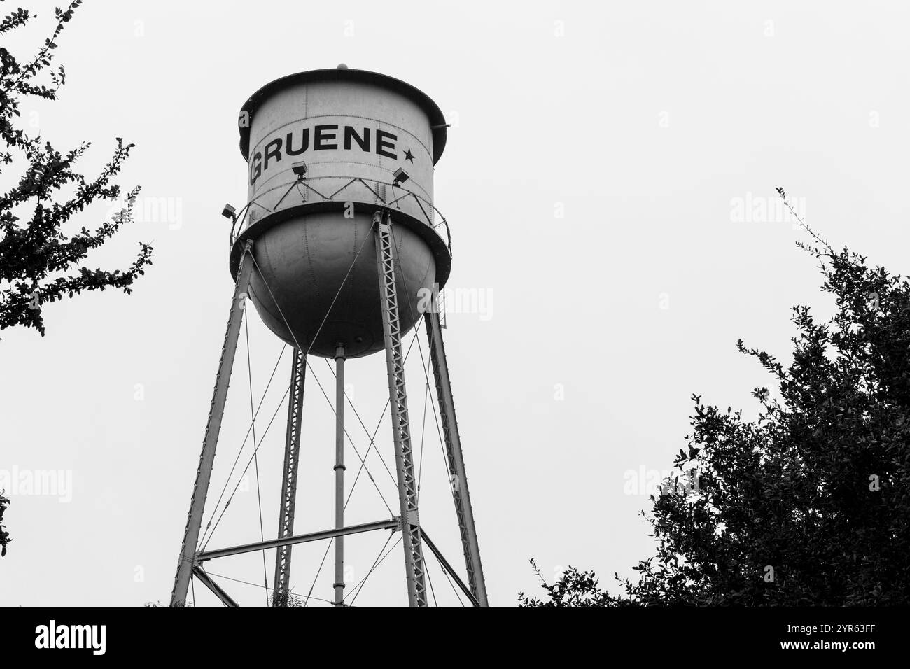 Schwarzweißfoto des Gruene Water Tower mit minimalistischem Himmel Stockfoto