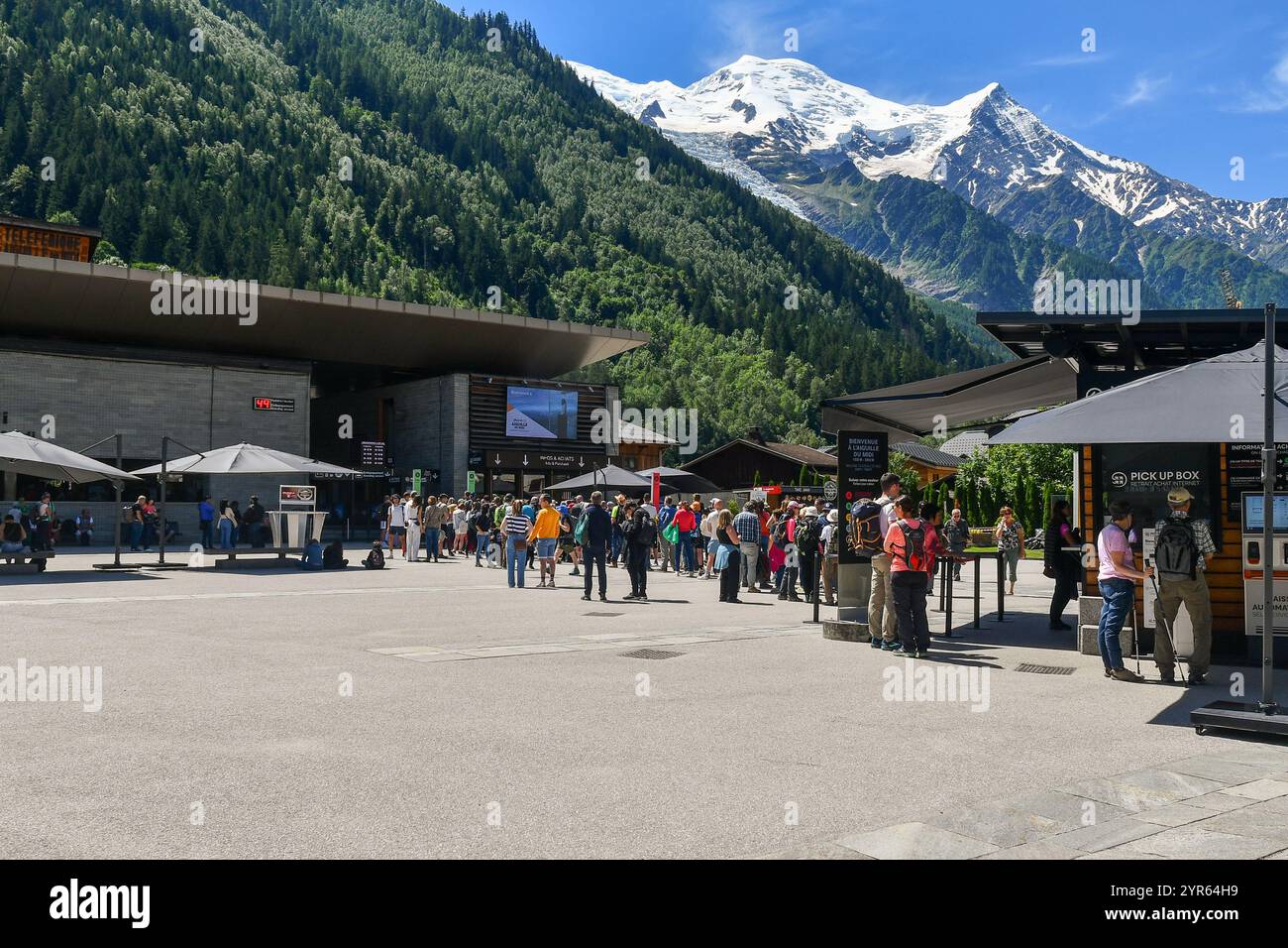 Wandergruppe vor dem Eingang der Seilbahnstation Aiguille du Midi, im Sommer mit dem Berg Mont Blanc im Hintergrund Chamonix Stockfoto