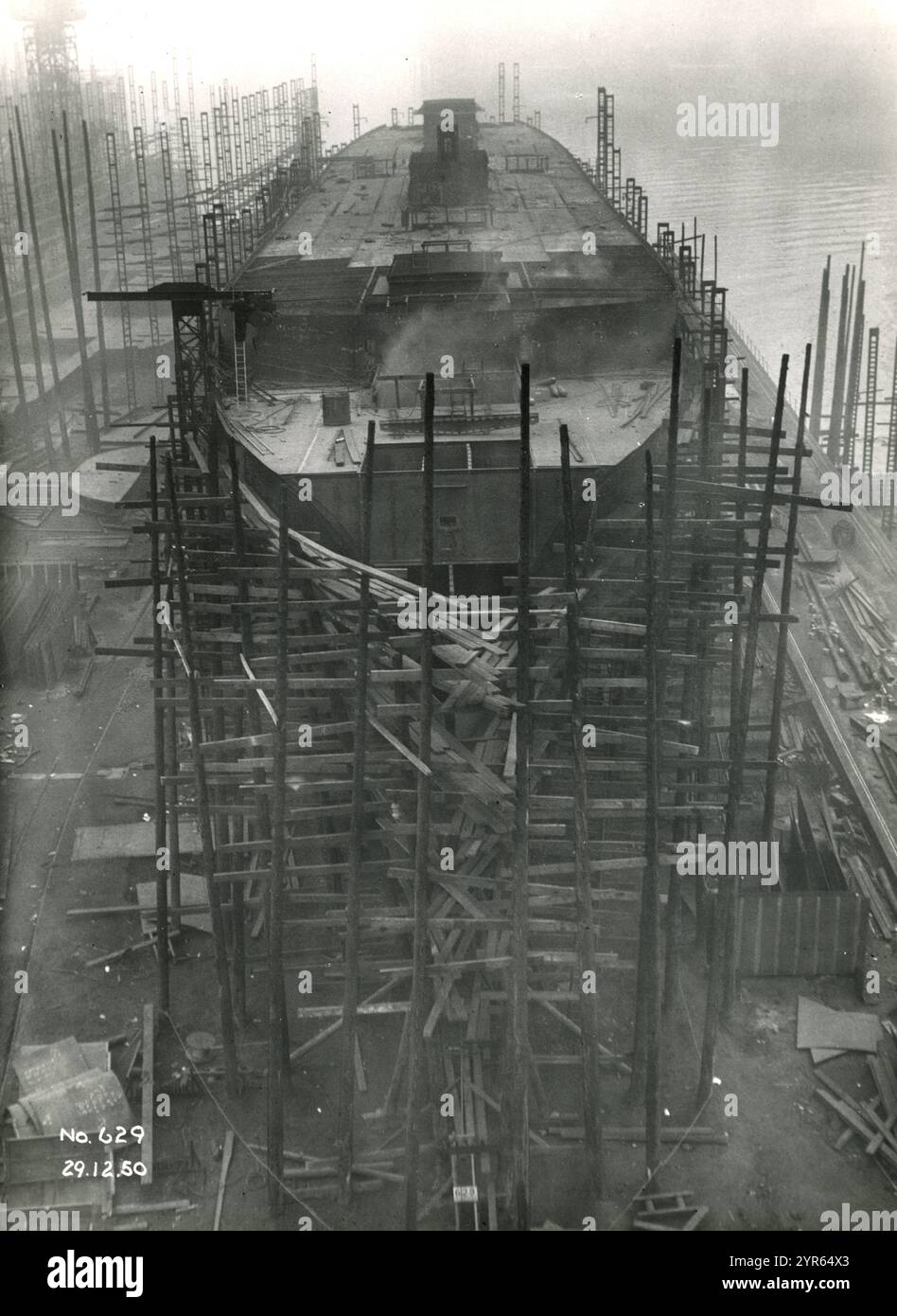 Das Gebäude des Passagier-Kreuzfahrtschiffes, der Aureol, bei Alexander Stephen and Sons in Glasgow, Schottland, 1950–51. Das Schiff wurde am 28. März 1951 für Elder Dempster Lines Ltd. Gestartet, um Passagiere und Fracht zwischen Liverpool und Westafrika zu transportieren. Die Fotos stammen von W. Ralston aus Glasgow. Stockfoto