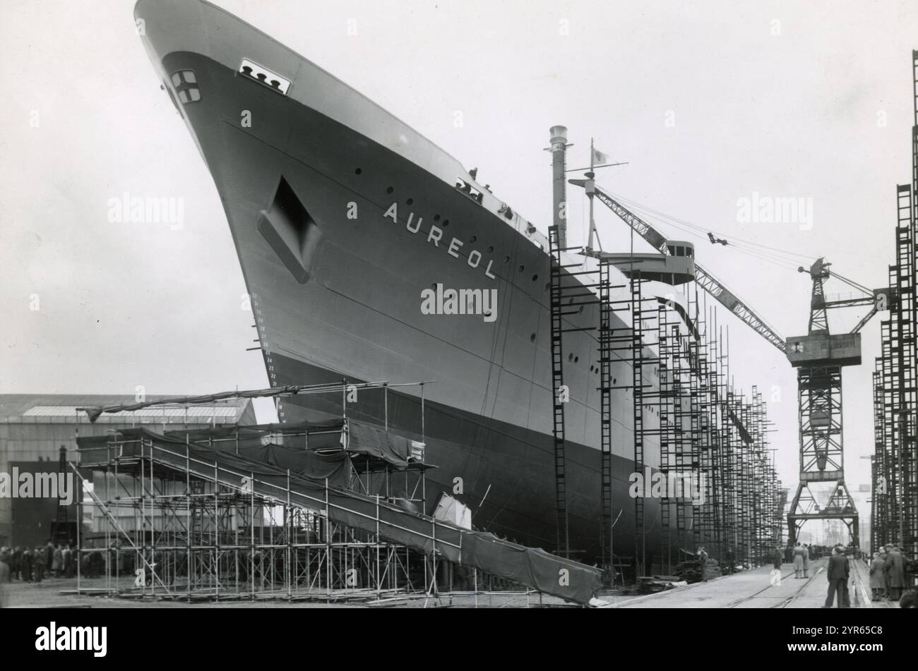 Das Gebäude des Passagier-Kreuzfahrtschiffes, der Aureol, bei Alexander Stephen and Sons in Glasgow, Schottland, 1950–51. Das Schiff wurde am 28. März 1951 für Elder Dempster Lines Ltd. Gestartet, um Passagiere und Fracht zwischen Liverpool und Westafrika zu transportieren. Die Fotos stammen von W. Ralston aus Glasgow. Stockfoto