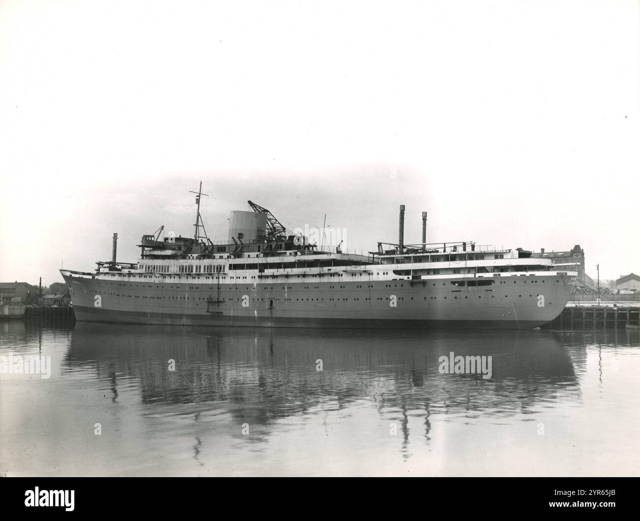 Das Gebäude des Passagier-Kreuzfahrtschiffes, der Aureol, bei Alexander Stephen and Sons in Glasgow, Schottland, 1950–51. Das Schiff wurde am 28. März 1951 für Elder Dempster Lines Ltd. Gestartet, um Passagiere und Fracht zwischen Liverpool und Westafrika zu transportieren. Die Fotos stammen von W. Ralston aus Glasgow. Stockfoto