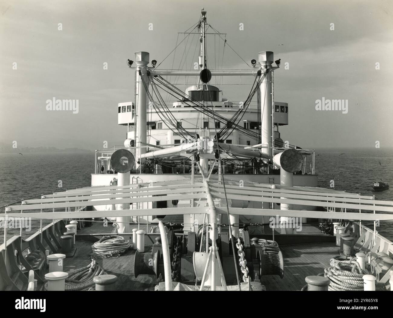 Das Gebäude des Passagier-Kreuzfahrtschiffes, der Aureol, bei Alexander Stephen and Sons in Glasgow, Schottland, 1950–51. Das Schiff wurde am 28. März 1951 für Elder Dempster Lines Ltd. Gestartet, um Passagiere und Fracht zwischen Liverpool und Westafrika zu transportieren. Die Fotos stammen von W. Ralston aus Glasgow. Stockfoto