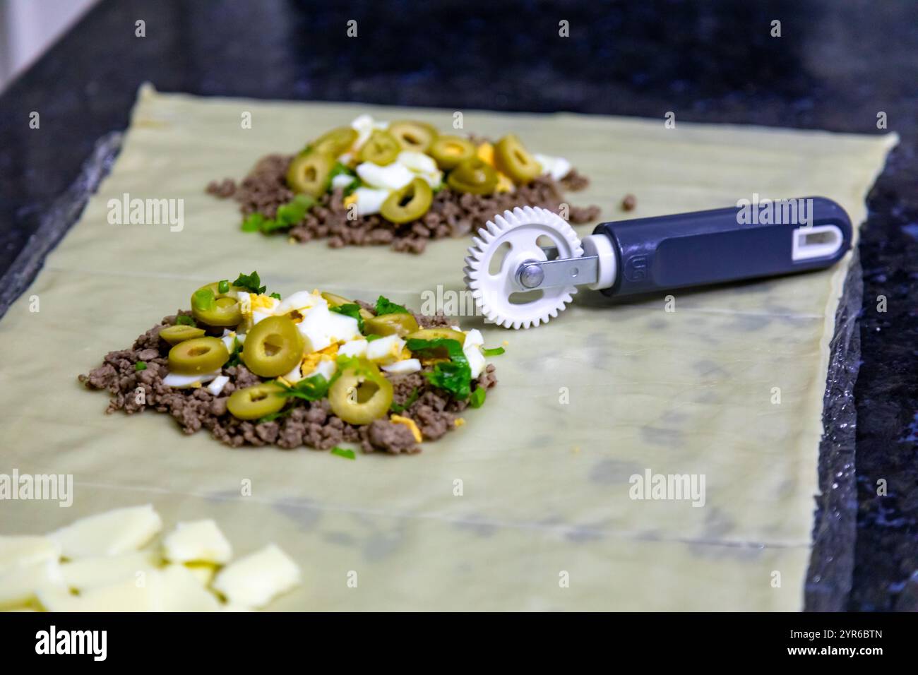 Traditionelles brasilianisches gebratenes Gebäck mit Hackfleisch gefüllt. "Pastell de feira". Stockfoto