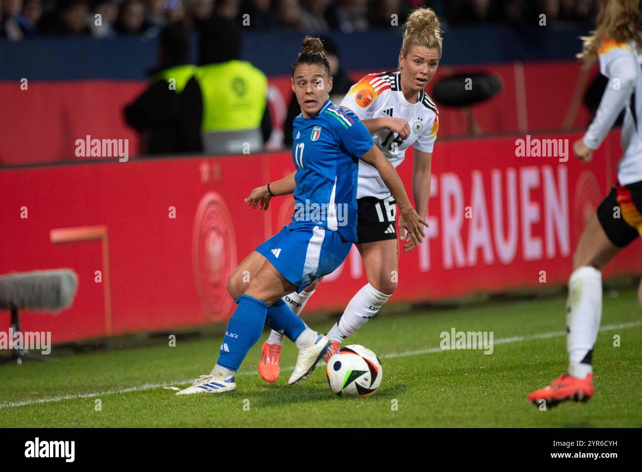 Linda DALLMANN GER gegen Lisa BOATTIN ITA Aktion, Zweikampf, Fussball Laenderspiel der Frauen, Deutschland GER - Italien ITA 1-2, am 02.12.2024 in Bochum/Deutschland. *** Linda DALLMANN GER vs Lisa BOATTIN ITA Action, Duell, Frauen internationales Fußball-Spiel, Deutschland GER Italien ITA 1 2, am 02 12 2024 in Bochum Deutschland Stockfoto