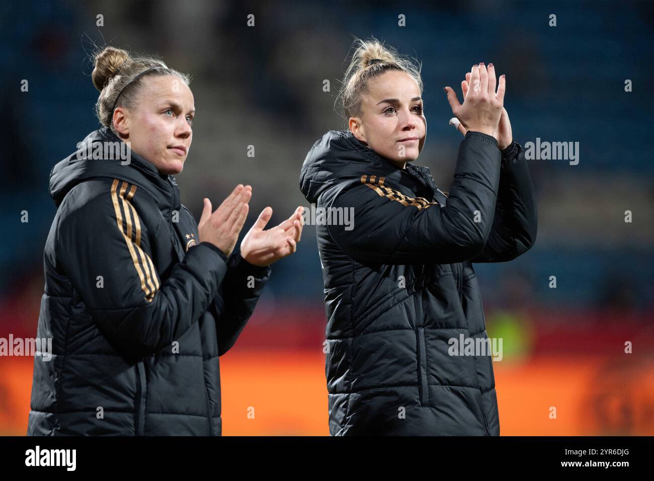 Die deutschen Spielerinnen applaudieren ihren Fans, Pia-Sophie WOLTER GER und Giulia GWINN GER enttaeuscht, enttäuscht, Enttäuschung, Enttaeuschung Fussball Laenderspiel der Frauen, Deutschland GER - Italien ITA 1-2, am 02.12.2024 in Bochum/Deutschland. *** Die deutschen Spieler applaudieren ihren Fans, Pia Sophie WOLTER GER und Giulia GWINN GER enttäuscht, enttäuscht, enttäuscht, enttäuscht, enttäuscht, enttäuscht, enttäuscht Fußball-Nationalspiel der Frauen, Deutschland GER Italien ITA 1 2, am 02 12 2024 in Bochum Deutschland Stockfoto