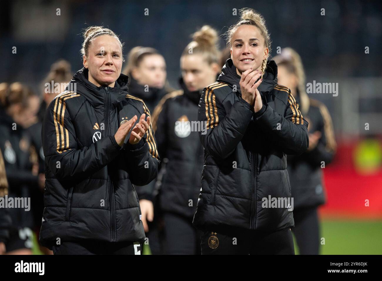 Die deutschen Spielerinnen applaudieren ihren Fans, Pia-Sophie WOLTER GER und Giulia GWINN GER enttaeuscht, enttäuscht, Enttäuschung, Enttaeuschung Fussball Laenderspiel der Frauen, Deutschland GER - Italien ITA 1-2, am 02.12.2024 in Bochum/Deutschland. *** Die deutschen Spieler applaudieren ihren Fans, Pia Sophie WOLTER GER und Giulia GWINN GER enttäuscht, enttäuscht, enttäuscht, enttäuscht, enttäuscht, enttäuscht, enttäuscht Fußball-Nationalspiel der Frauen, Deutschland GER Italien ITA 1 2, am 02 12 2024 in Bochum Deutschland Stockfoto