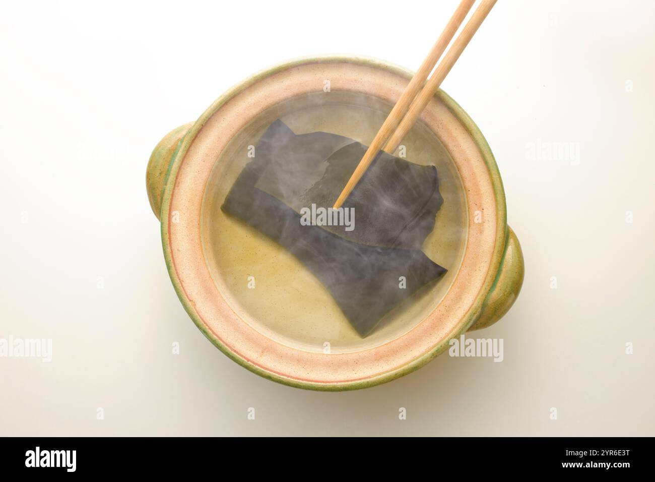 Erdtopf, Seetang und Essstäbchen Stockfoto