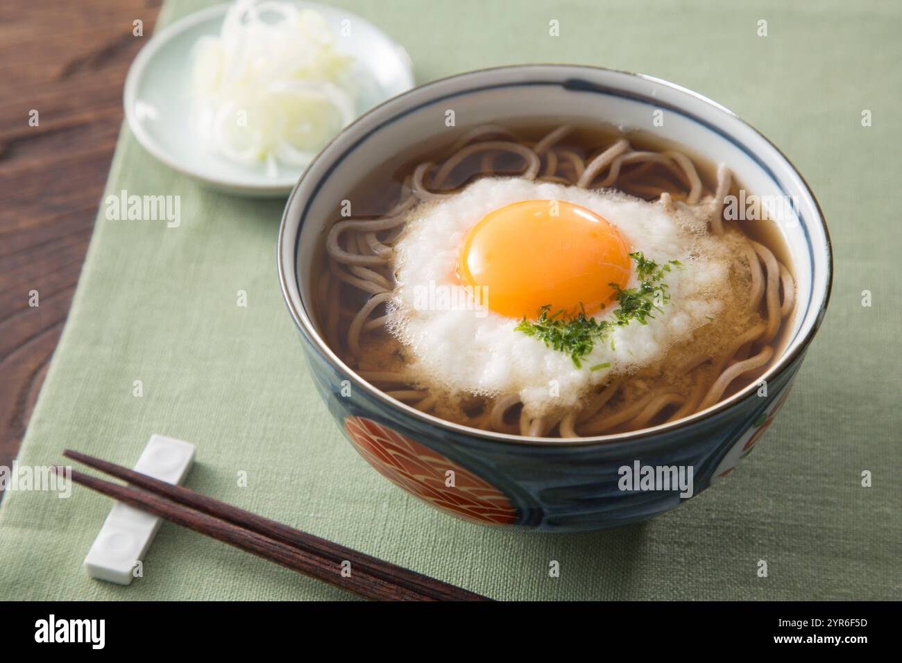 Tsukimi Soba und Frühlingszwiebeln Stockfoto