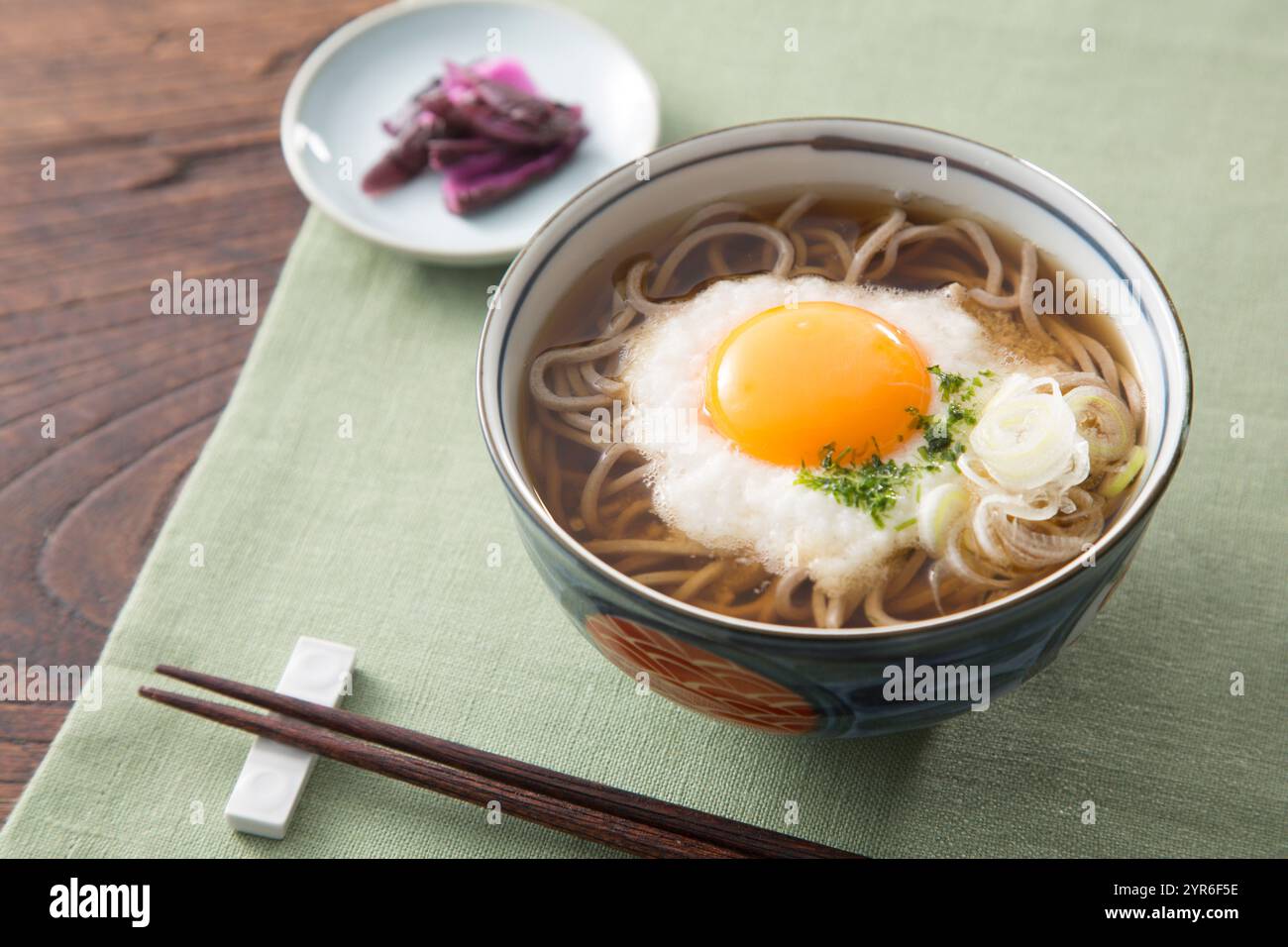 Tsukimi Soba und Shibazuke Gurken Stockfoto