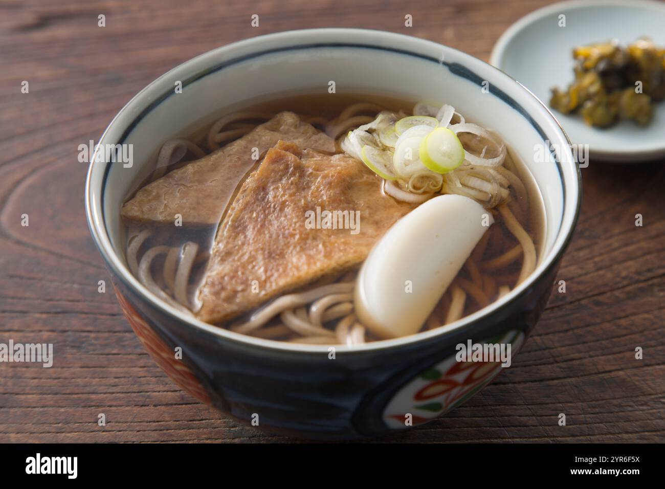 Kitsune Soba mit Gurken Stockfoto