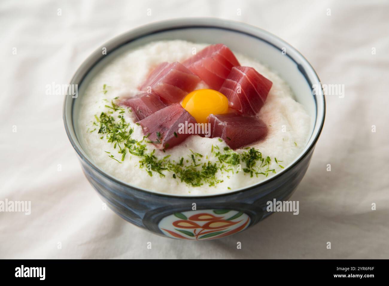 Schüssel Reis mit Wachtelei und Maguro Yama-kake Stockfoto