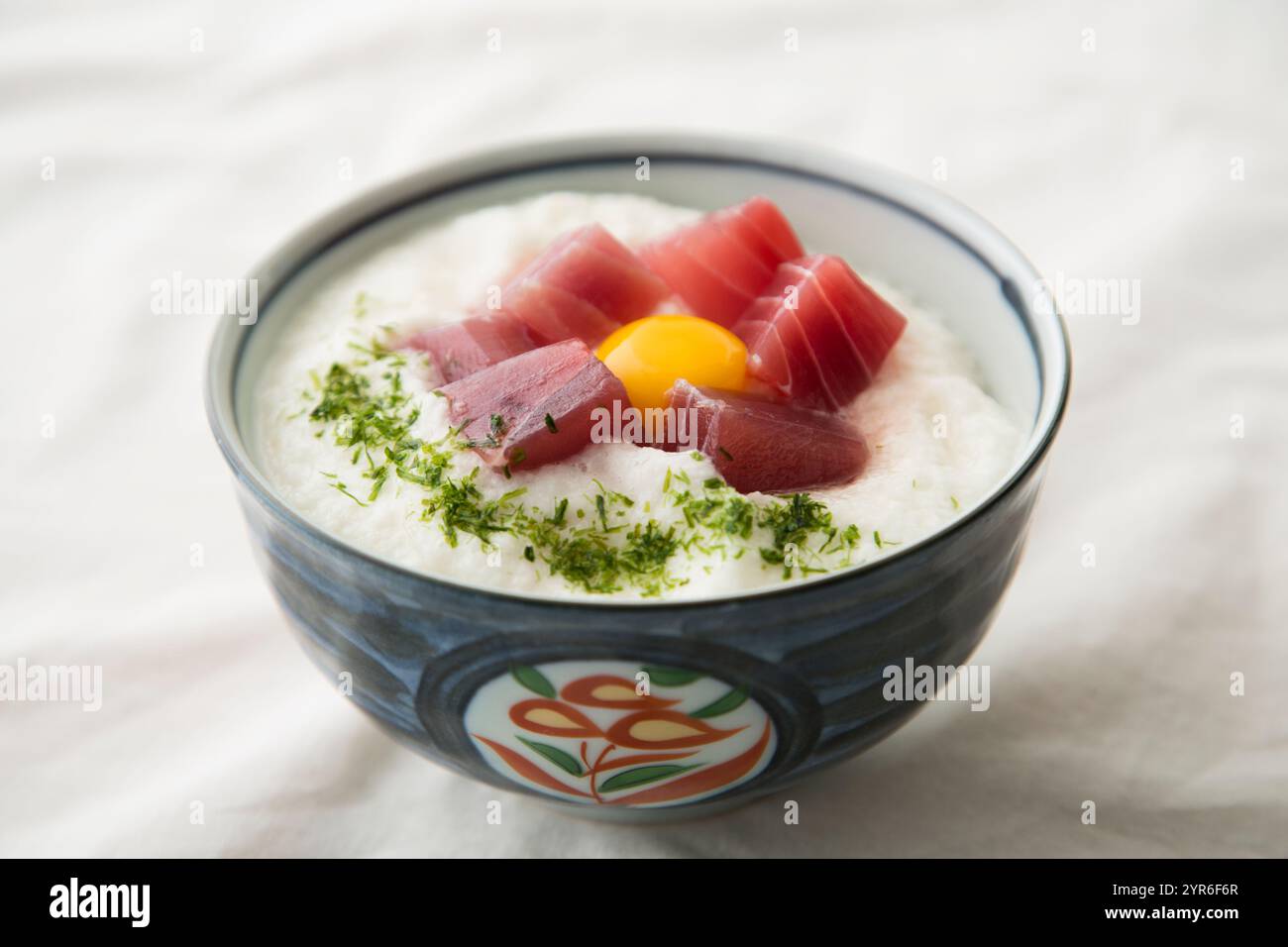 Schüssel Reis mit Wachtelei und Maguro Yama-kake Stockfoto