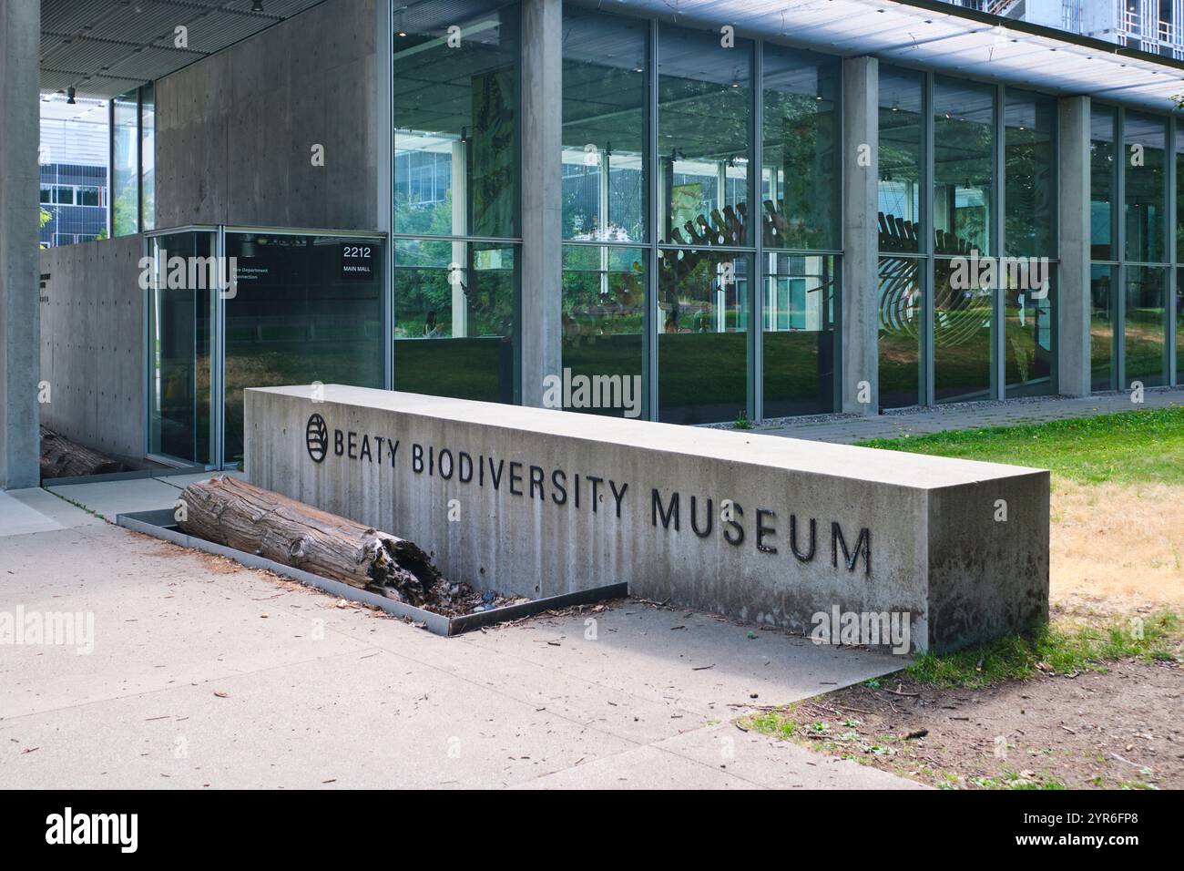 Blick auf das Außenschild am Gebäude. Im Beaty Biodiversity Museum der UBC in Vancouver, British Columbia, Kanada. Stockfoto