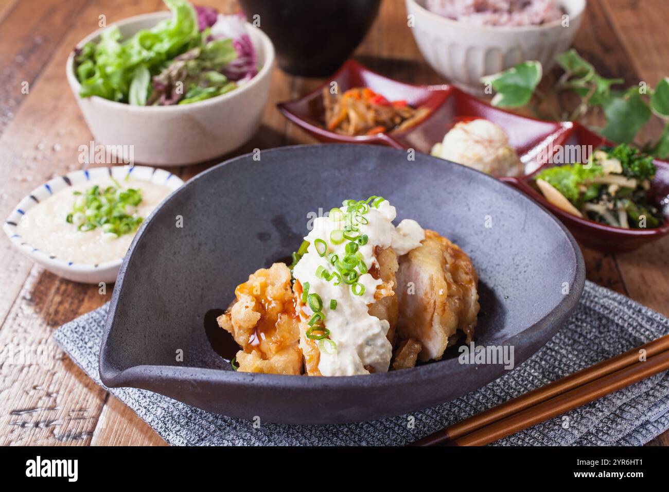 Japanisches Huhn Nanban mit Tatarensauce als Set-Mahlzeit Stockfoto