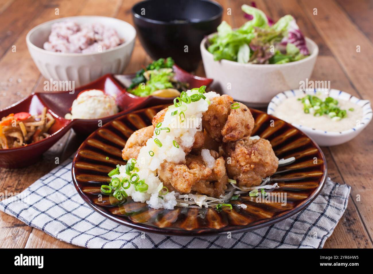 Frittiertes Hühnchen mit Ponzu-Sauce und geriebenem Rettich Stockfoto