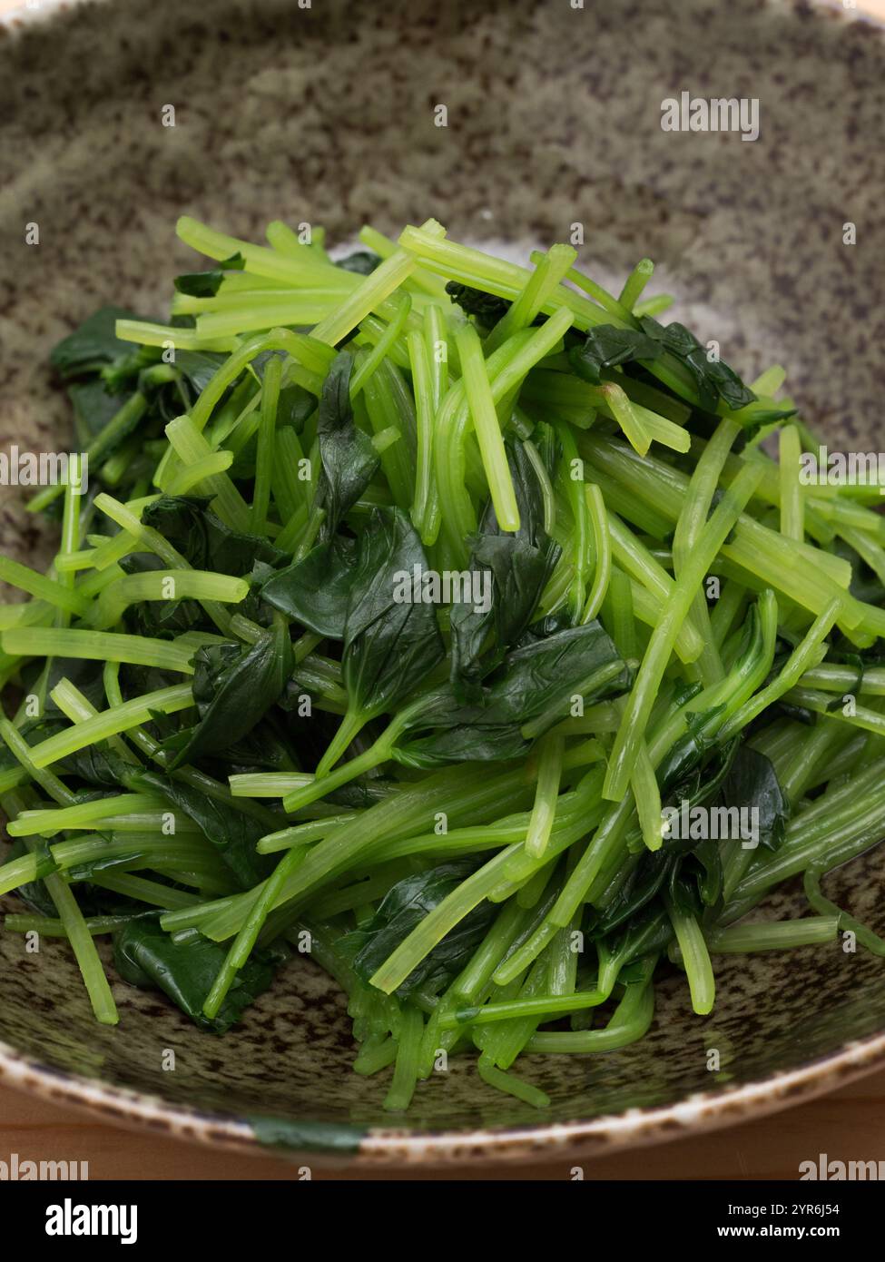 Gekochte Mitsuba, japanische Petersilie Stockfoto