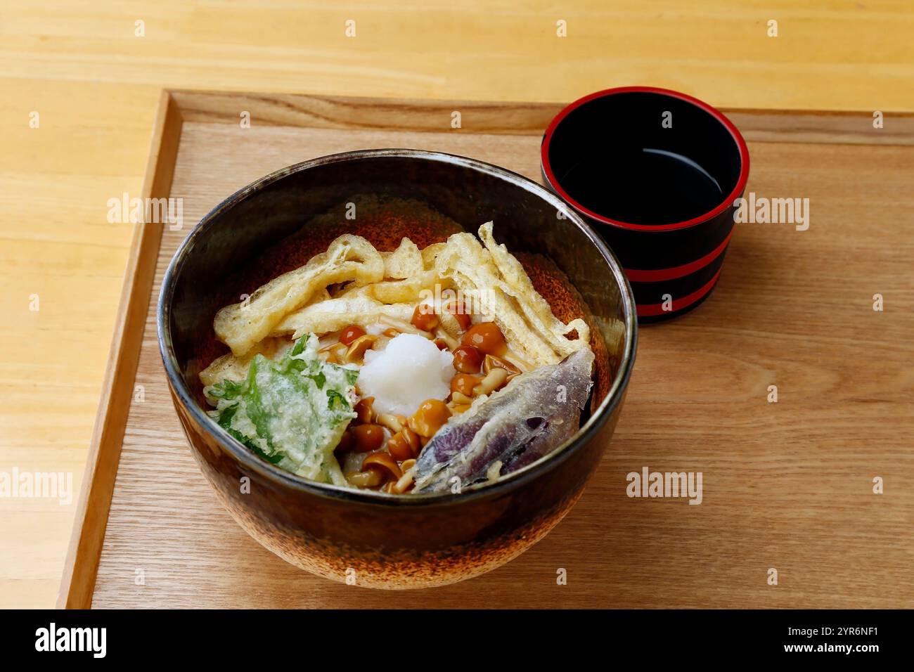 Gekühlter Tanuki Soba Stockfoto