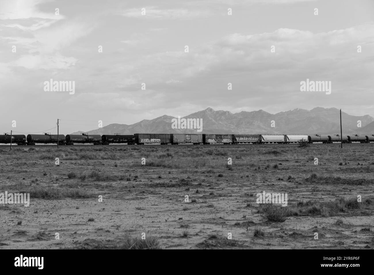 JULI 2021 MOJAVE DESERT, CA., USA - Güterzug durch die Wüstenlandschaft der Mojave Desert Stockfoto