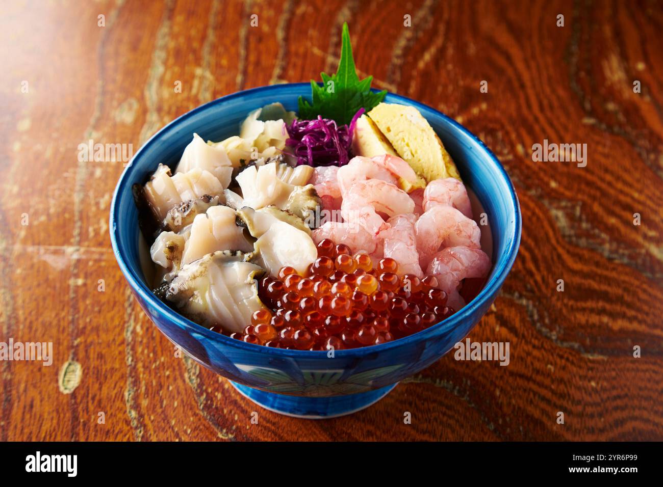 Kaisen-don mit lebenden Abalone, Garnelen und Lachsrogen Stockfoto