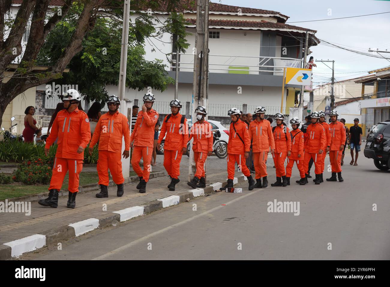 conceicao do almeida, bahia, brasilien - 23. juni 2024: Gruppe militärischer Feuerwehrmänner aus Bahia, die während der Feierlichkeiten zum Heiligen Johannes gesehen wurden. Stockfoto