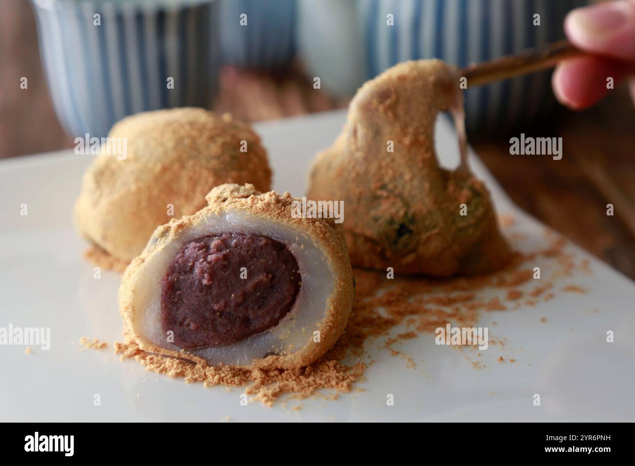 Kinako Mochi (Sojabohnenmehlkuchen) mit ANKO Stockfoto