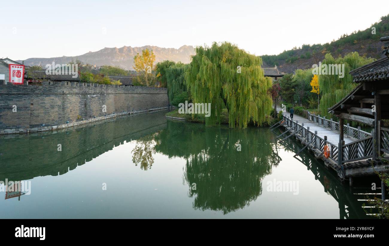 Peking, China - 23. Oktober 2024: Malerischer Blick auf die Wasserstadt Gubei mit der Chinesischen Mauer im Hintergrund am Morgen. Ein berühmtes Reiseziel Stockfoto