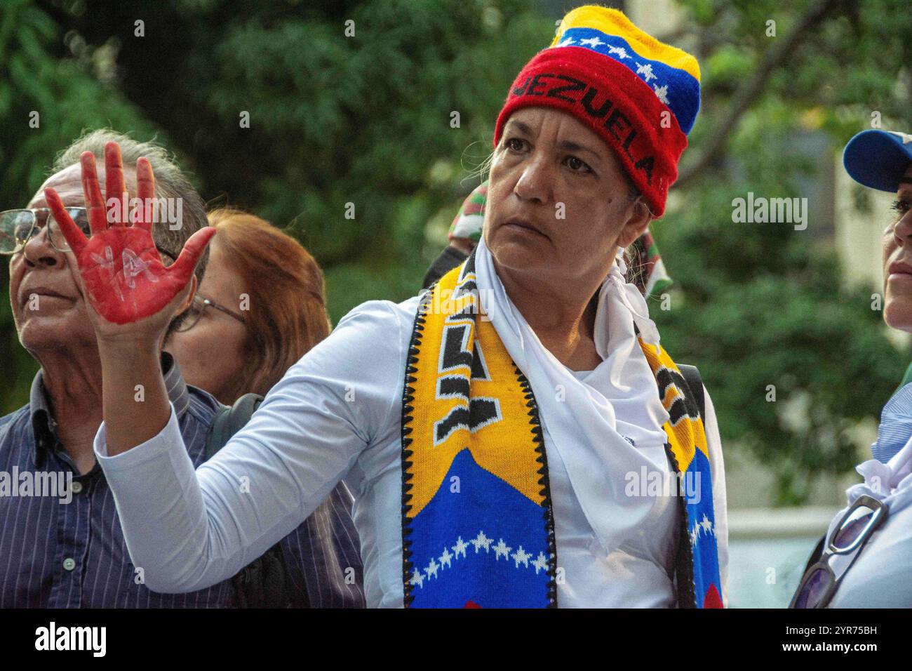 Caracas, Miranda, Venezuela. Dezember 2024. Familie, Freunde und Mitglieder der Zivilgesellschaft hielten am 1. Dezember 2024 auf einem Platz in Caracas eine Mahnwache für politische Gefangene in Venezuela ab. (Kreditbild: © Jimmy Villalta/ZUMA Press Wire) NUR REDAKTIONELLE VERWENDUNG! Nicht für kommerzielle ZWECKE! Stockfoto