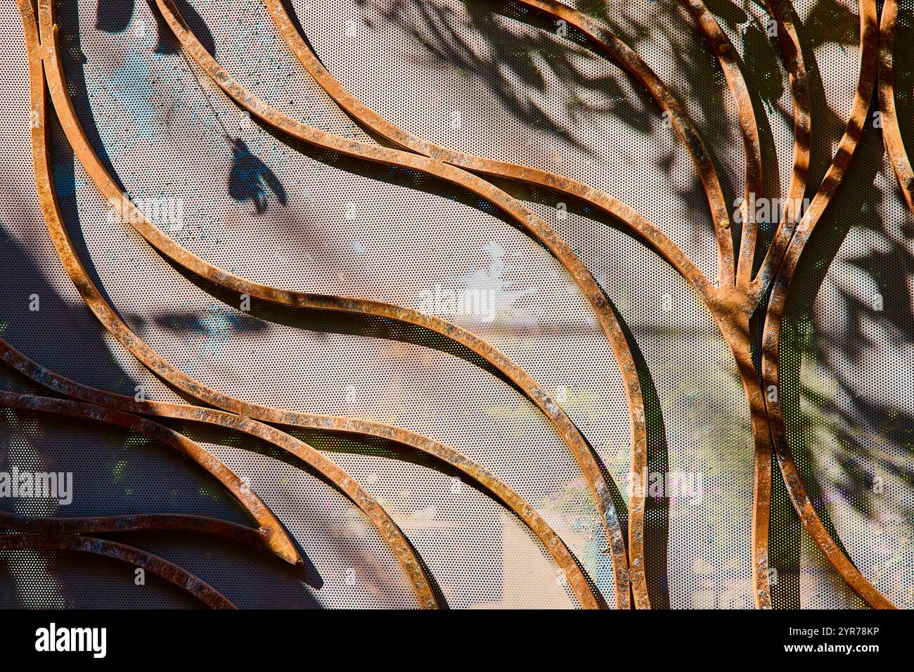 Rustikale Metallarbeiten mit naturinspiriertem Design in der Perspektive des Dappled Light Stockfoto