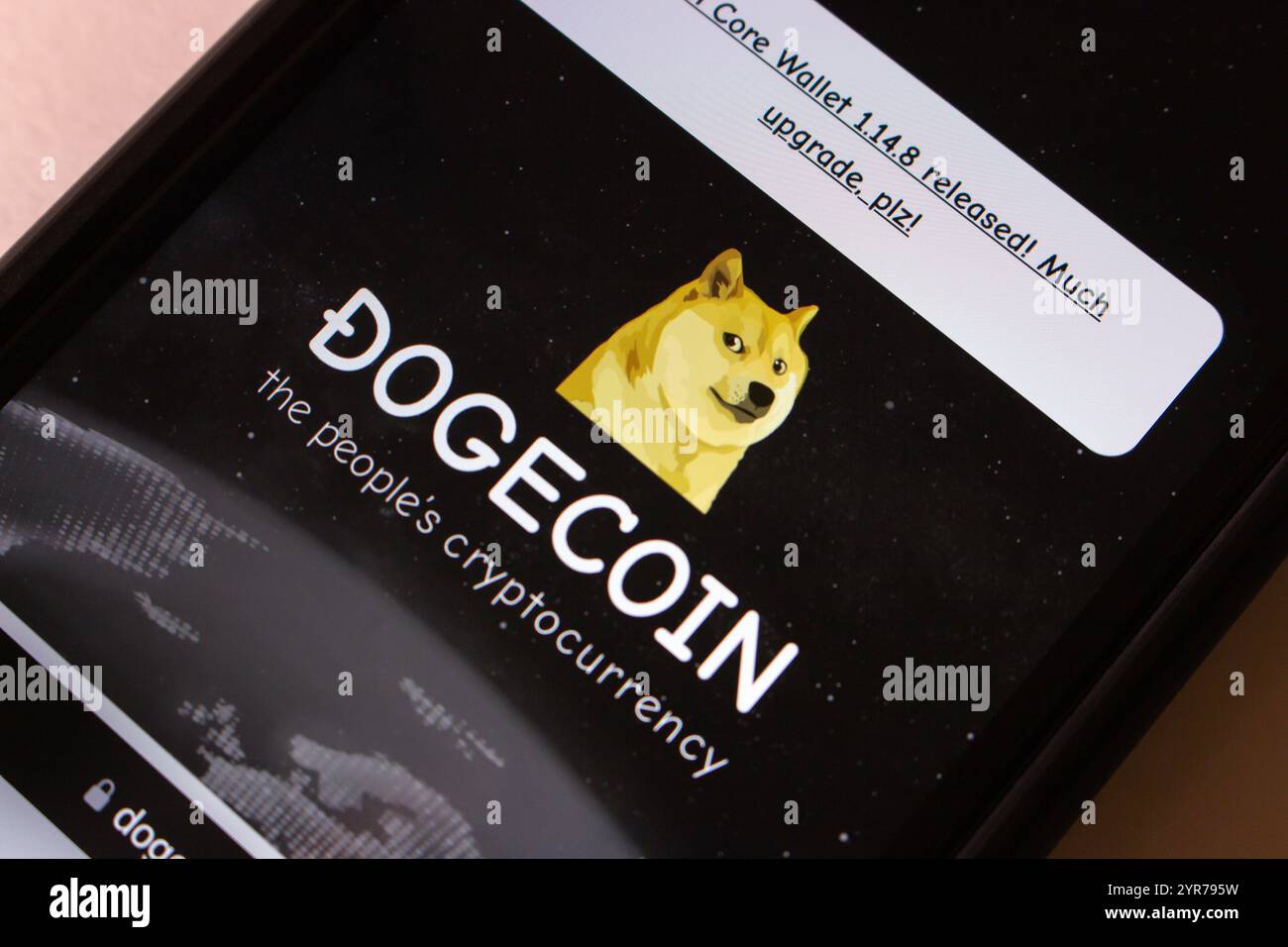 Die Dogecoin-Website wird auf einem iPhone-Bildschirm angezeigt. Dogecoin ist eine Meme-basierte Kryptowährung mit dem Shiba Inu aus dem Meme „Doge“. Stockfoto