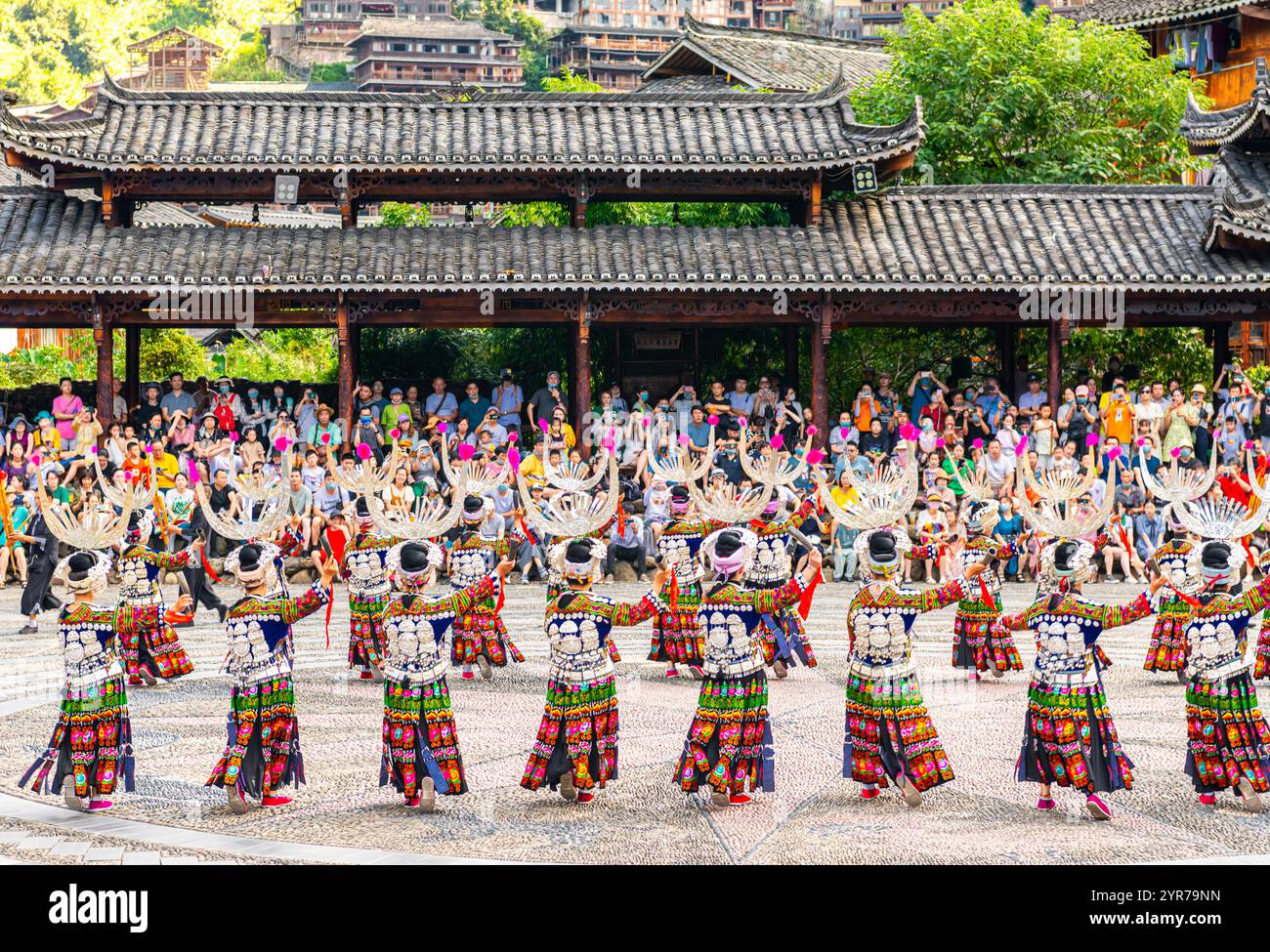 11. AUGUST 2022, XIJIANG, CHINA: Die chinesischen miao-Frauen tragen traditionelle Kleidung und tanzen im offenen Opernhaus des Dorfes Xijiang Qianhu Miao (Th Stockfoto