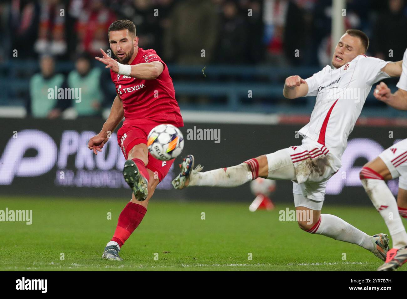 Krakau, Polen. November 2024 30. Lukasz Zwolinski von Wisla Krakau (R) und Kamil Dankowski von LKS Lodzi (L) wurden während des Fußballspiels BETCLIC 1 POLNISCHE LIGA 2024/2025 zwischen Wisla Krakau und LKS Lodz im Stadtstadion gesehen. Endpunktzahl: Wisla Krakau 2:1 LKS Lodz. (Foto: Grzegorz Wajda/SOPA Images/SIPA USA) Credit: SIPA USA/Alamy Live News Stockfoto