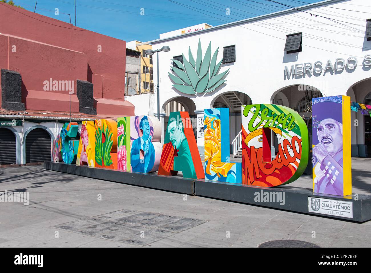 Mexiko-Stadt, MEXIKO - 18. November 2024 : ikonisches Garibaldi-Schild mit lebendigen Kunstwerken vor dem Mercado San Camilito auf der Plaza Garibaldi an einem sonnigen Tag Stockfoto