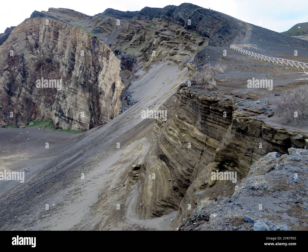 Die majestätischen Klippen von Saint Helena stehen als Wächter gegen den wilden Atlantik und verkörpern ungezähmte Schönheit und den zerklüfteten Charme der Insel. Stockfoto