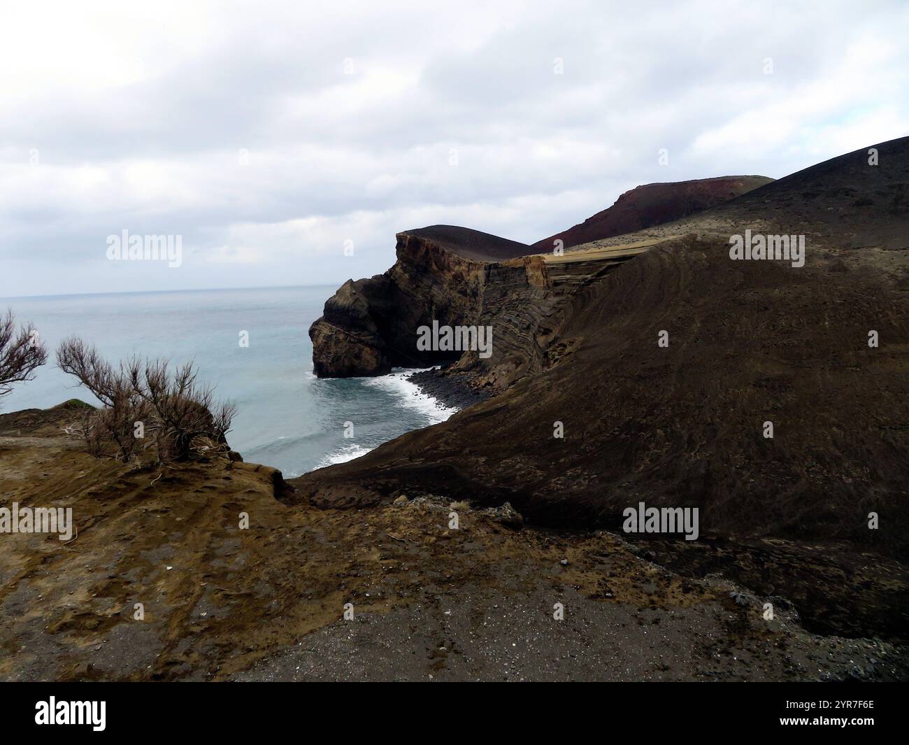 Die zerklüfteten Küstenklippen von Saint Helena bieten einen atemberaubenden Blick auf den Atlantischen Ozean und enthüllen die raue natürliche Schönheit der Insel und die vulkanische Orige Stockfoto