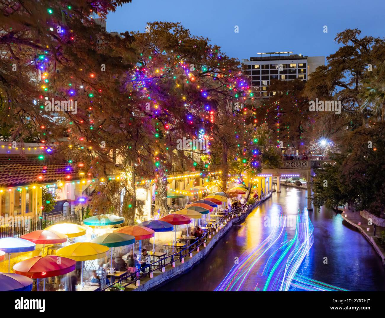 San Antonio Riverwalk beleuchtet mit bunten Weihnachtslichtern und Lichtwegen während eines Feiertags in San Antonio Texas Stockfoto