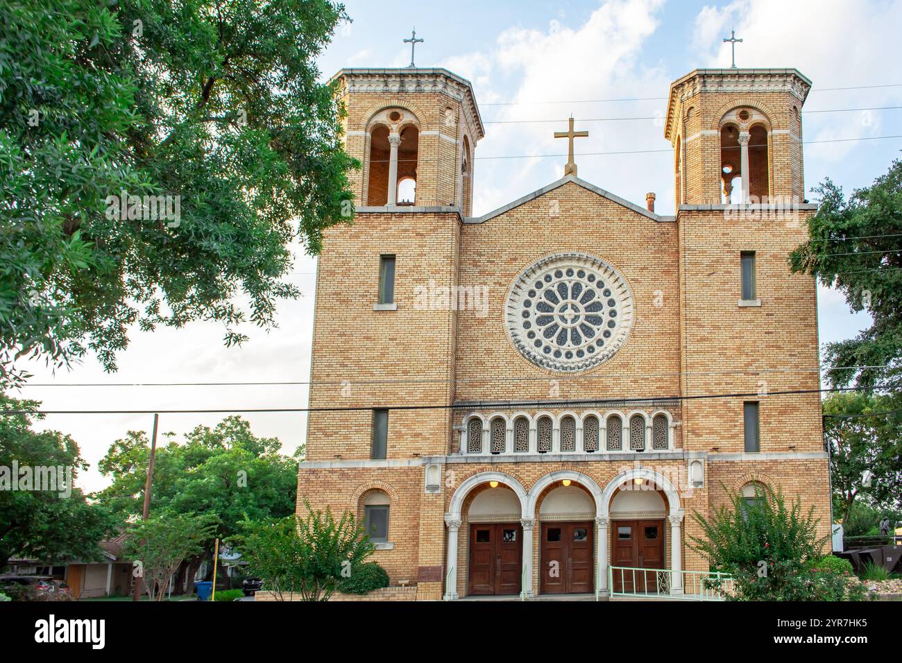 Backsteinkathedrale St. Patrick's Catholic Church. Das Gebäude ist von grünen Bäumen umgeben. Foto in San Antonio Texas Stockfoto