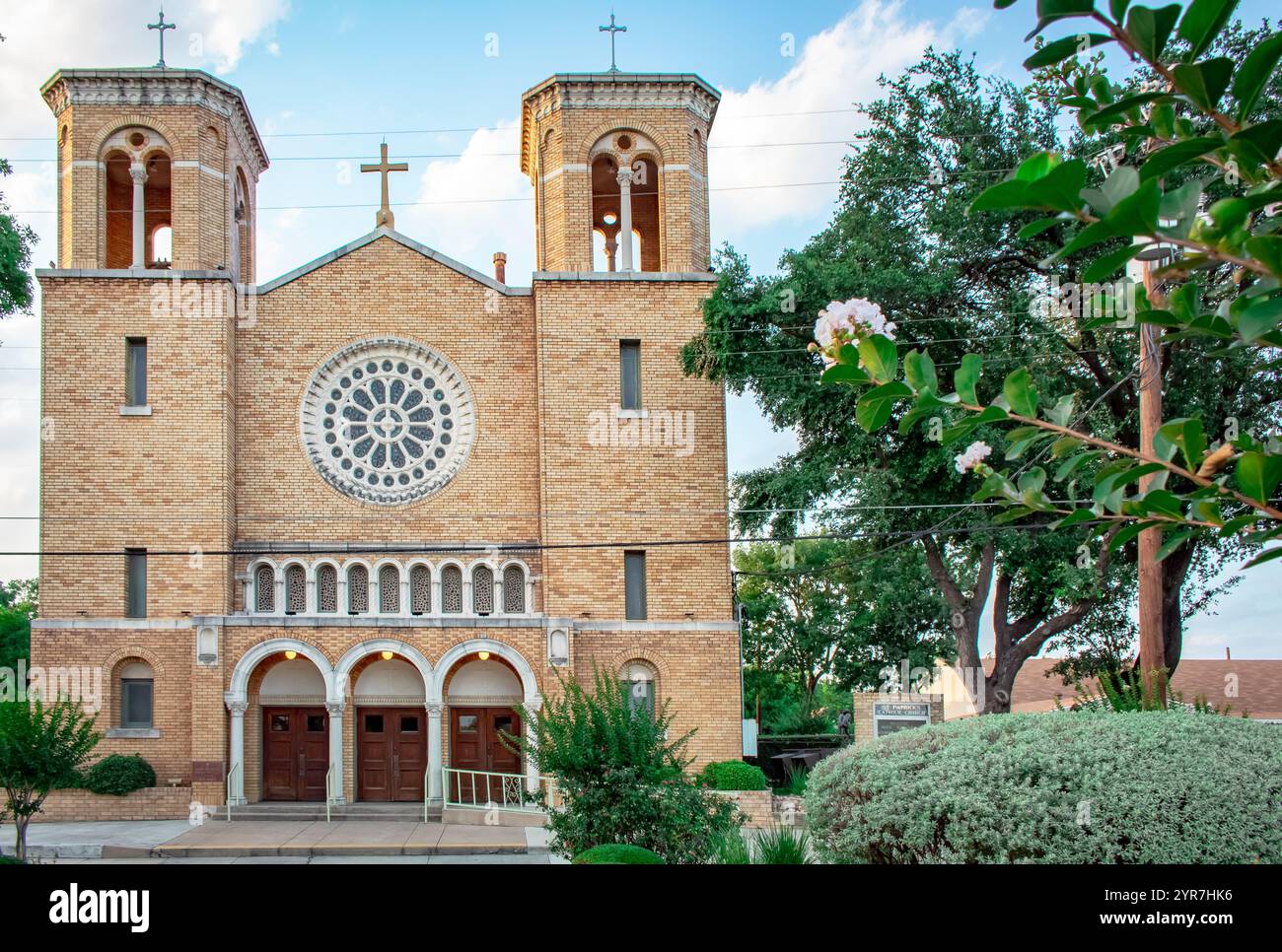 Backsteinkathedrale St. Patrick's Catholic Church. Das Gebäude ist von grünen Bäumen umgeben. Foto in San Antonio Texas Stockfoto