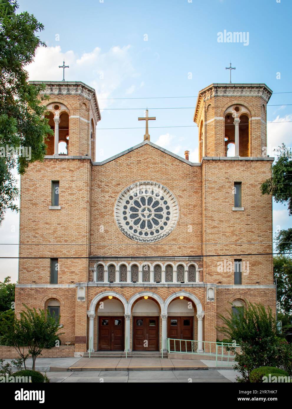 Backsteinkathedrale St. Patrick's Catholic Church. Das Gebäude ist von grünen Bäumen umgeben. Foto in San Antonio Texas Stockfoto