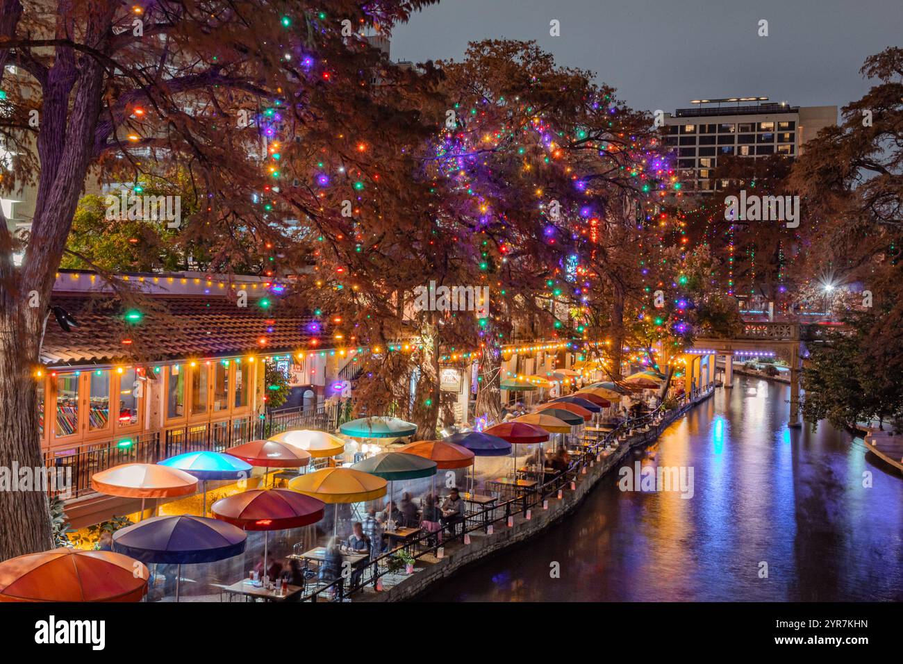 San Antonio Riverwalk beleuchtet mit bunten weihnachtslichtern und Lichtwegen während eines Feiertags in San Antonio Texas Stockfoto