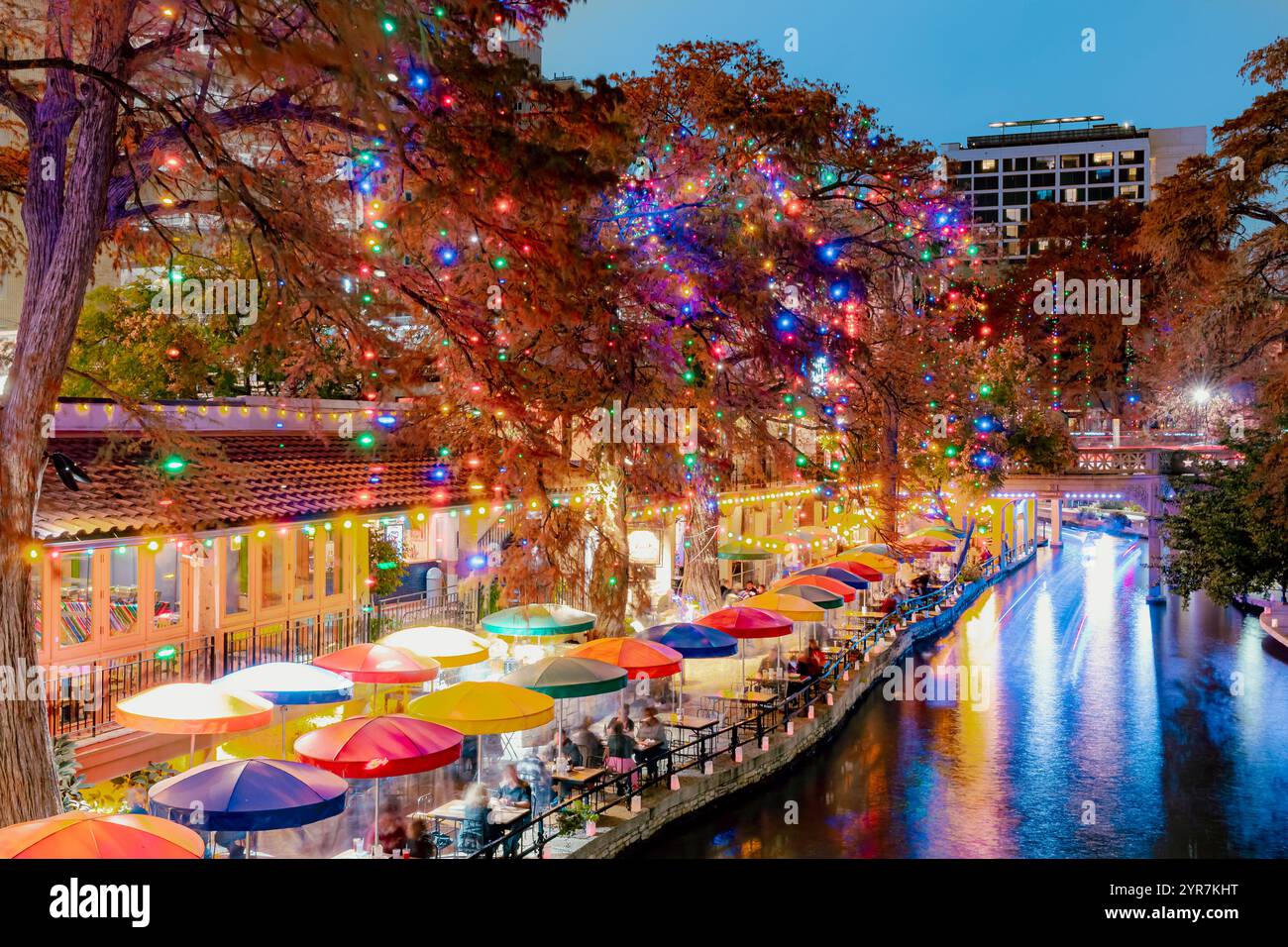 San Antonio Riverwalk beleuchtet mit bunten weihnachtslichtern und Lichtwegen während eines Feiertags in San Antonio Texas Stockfoto