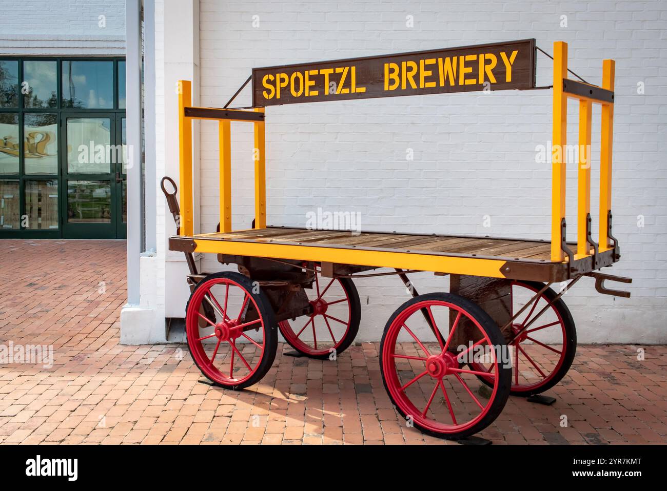 Yellow and Red Spoetzl Shiner Brauerei Bier Vintage Bier Transportwagen Stockfoto