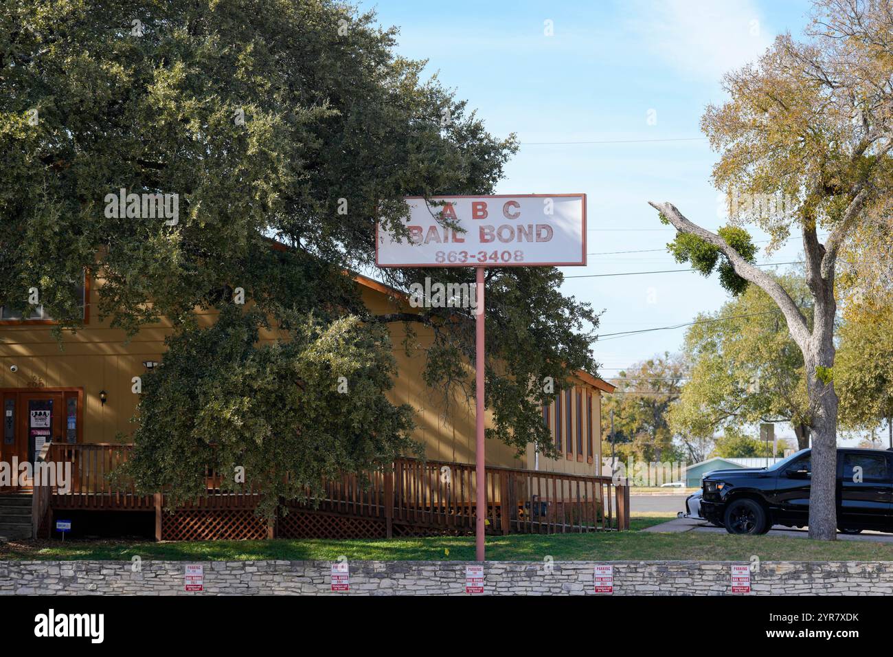 Georgetown, Texas, USA. November 2024. Das Büro eines Kautionsbürgers, ABC Bail Bond, befindet sich gegenüber dem Williamson County Justice Center Courthouse Annex in Georgetown, Texas, das am 29. November 2024 gesehen wurde. (Kreditbild: © Scott Coleman/ZUMA Press Wire) NUR REDAKTIONELLE VERWENDUNG! Nicht für kommerzielle ZWECKE! Stockfoto