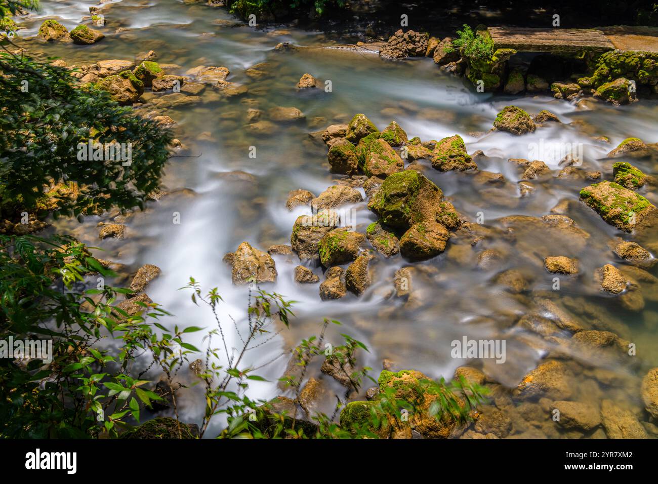 Sieben kleine Bögen (auch bekannt als Xiaoqikong) ist eine überraschende Entdeckung im Süden von Guizhou, Libo County, China, Langzeitbelichtungsaufnahme Stockfoto