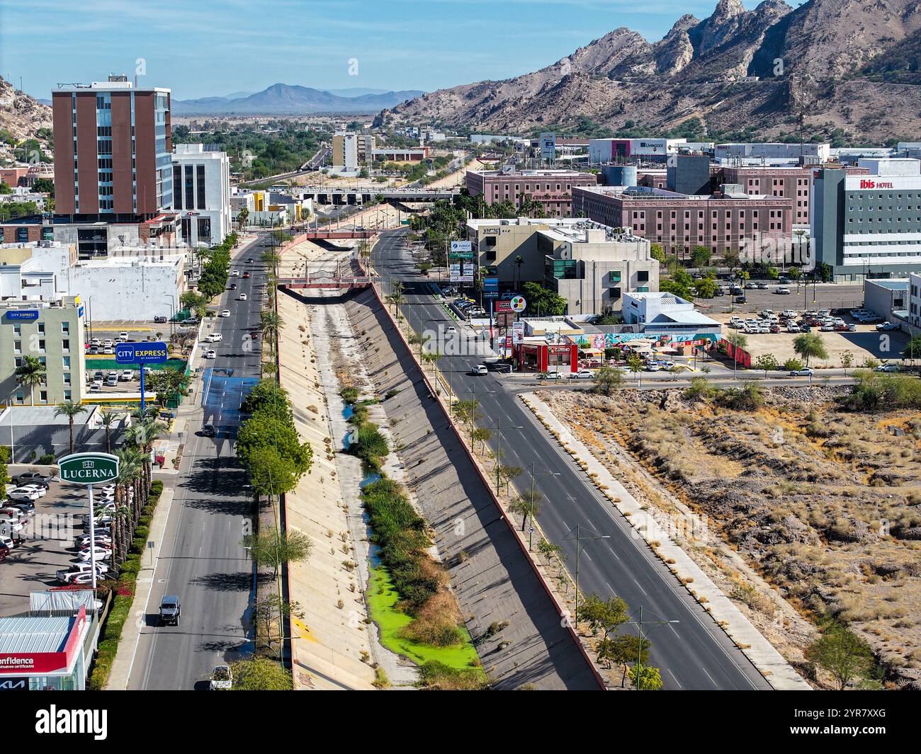 Betonsturmwasserkanal Boulevard Paseo Rio am Fluss ford in Hermosillo Mexiko. (Foto: Luis Gutierrez / NorthPhoto). Canal pluvial de concreto Bulevar Paseo Río en el Vado del rio en Hermosillo Mexiko. (Foto für Luis Gutierrez / NortePhoto) Stockfoto