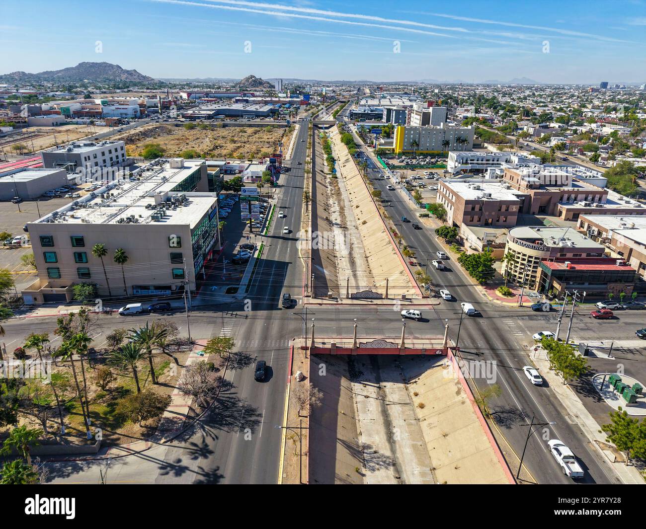 Betonsturmwasserkanal Boulevard Paseo Rio am Fluss ford in Hermosillo Mexiko. (Foto: Luis Gutierrez / NorthPhoto). Canal pluvial de concreto Bulevar Paseo Río en el Vado del rio en Hermosillo Mexiko. (Foto für Luis Gutierrez / NortePhoto) Stockfoto