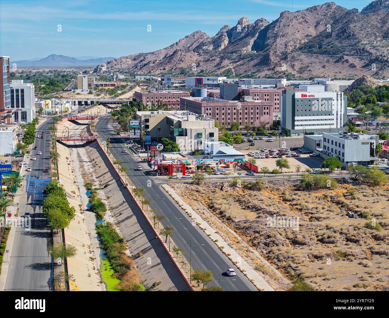 Betonsturmwasserkanal Boulevard Paseo Rio am Fluss ford in Hermosillo Mexiko. (Foto: Luis Gutierrez / NorthPhoto). Canal pluvial de concreto Bulevar Paseo Río en el Vado del rio en Hermosillo Mexiko. (Foto für Luis Gutierrez / NortePhoto) Stockfoto